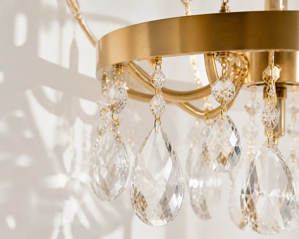 Détail de lustre goutte d eau en verre et métal doré avec reflets lumineux